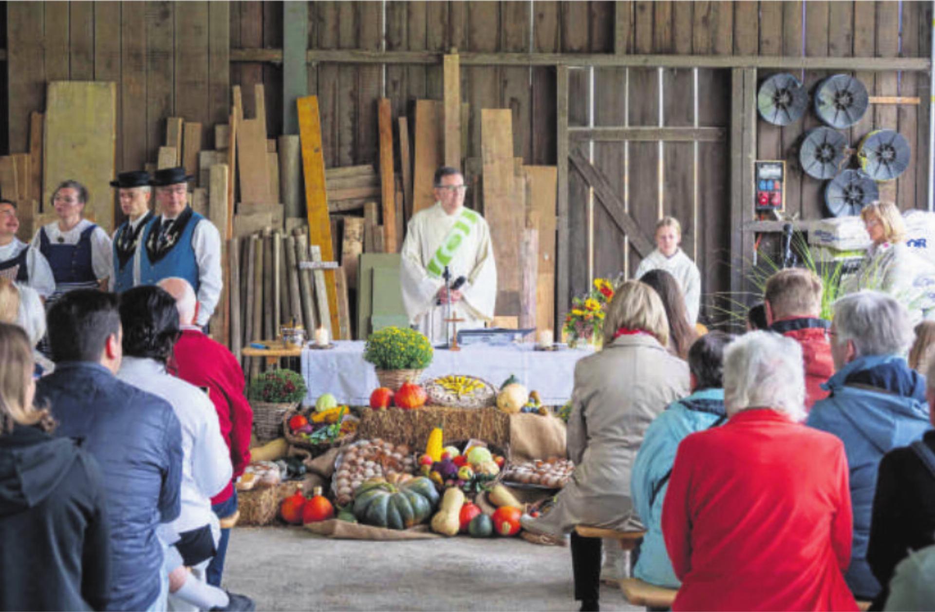 Der Sonntagsgottesdienst mit Diakon Roger Keiser, dem Jodlerklub Echo Baarburg und der Zuger Alphornbläser-Vereinigung auf dem Huobhof wurde mit zahlreichen Gläubigen gefeiert. Foto: eb - Das Bild wird blockiert. – Möglicherweise durch einen aktiven Adblocker.