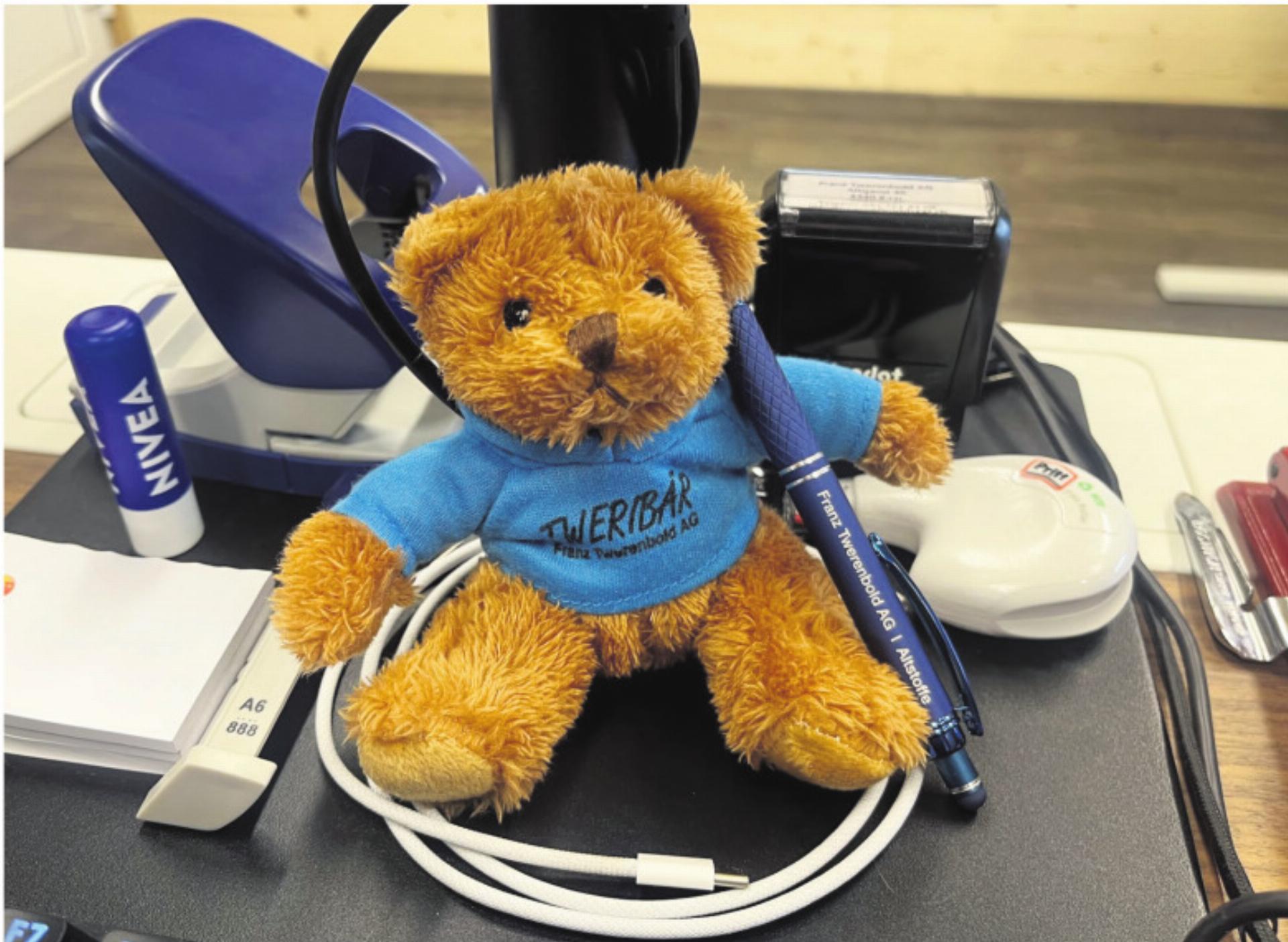 Tweribär im Büro - Das Bild wird blockiert. – Möglicherweise durch einen aktiven Adblocker.
