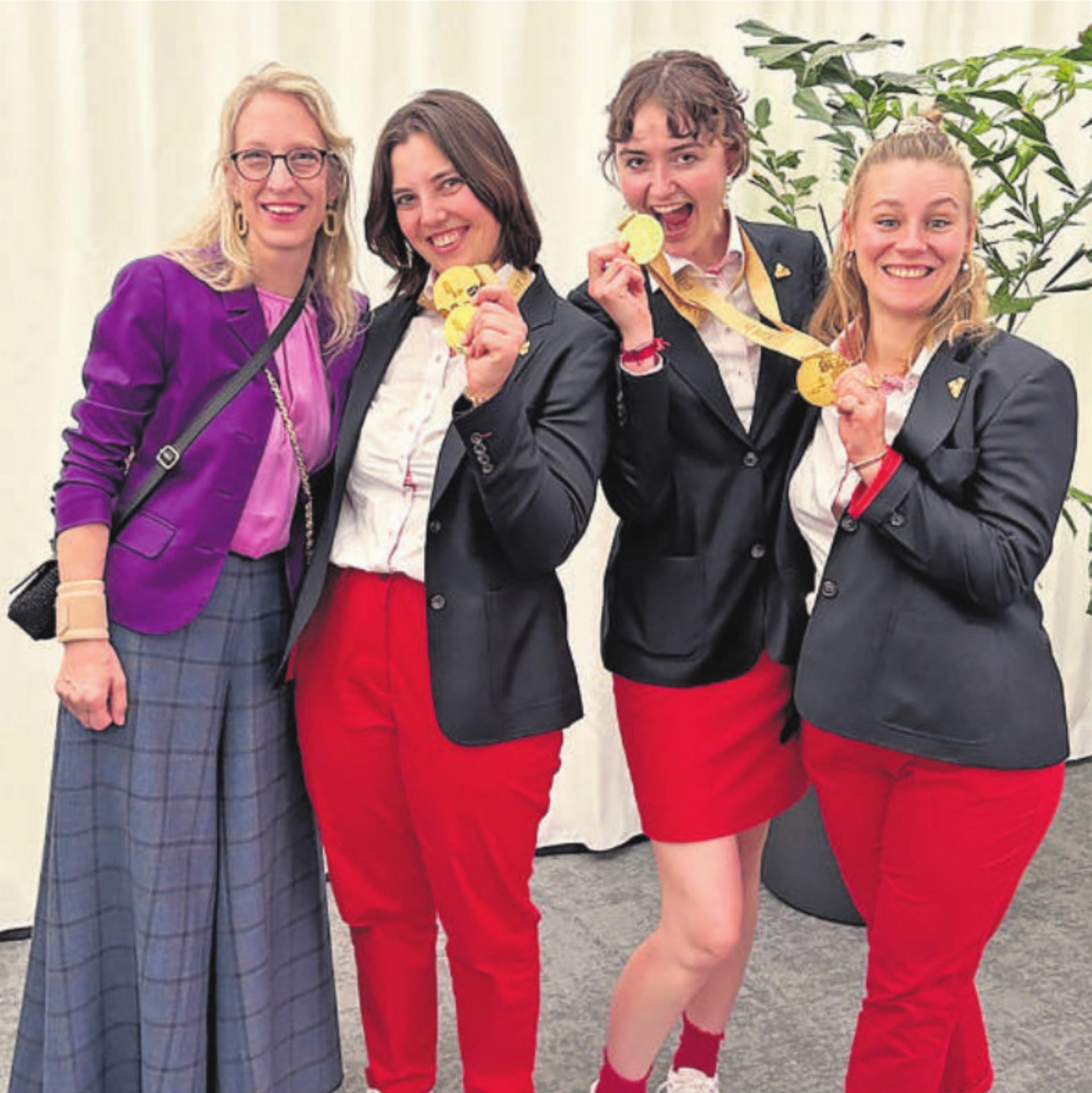 Stolze Siegerinnen der Goldmedaille bei den EuroSkills: Ausbildnerin Manuela Gobetti-Lutz, Melitta Leu, Paula Stein und Expertin Romana Basler (von links). Fotos: zVg - Das Bild wird blockiert. – Möglicherweise durch einen aktiven Adblocker.