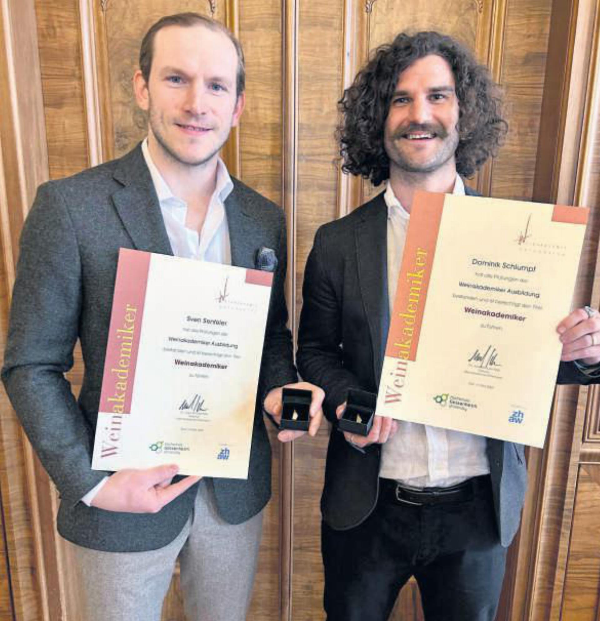 Zwei Baarer Eishockey-Profis werden Weinakademiker