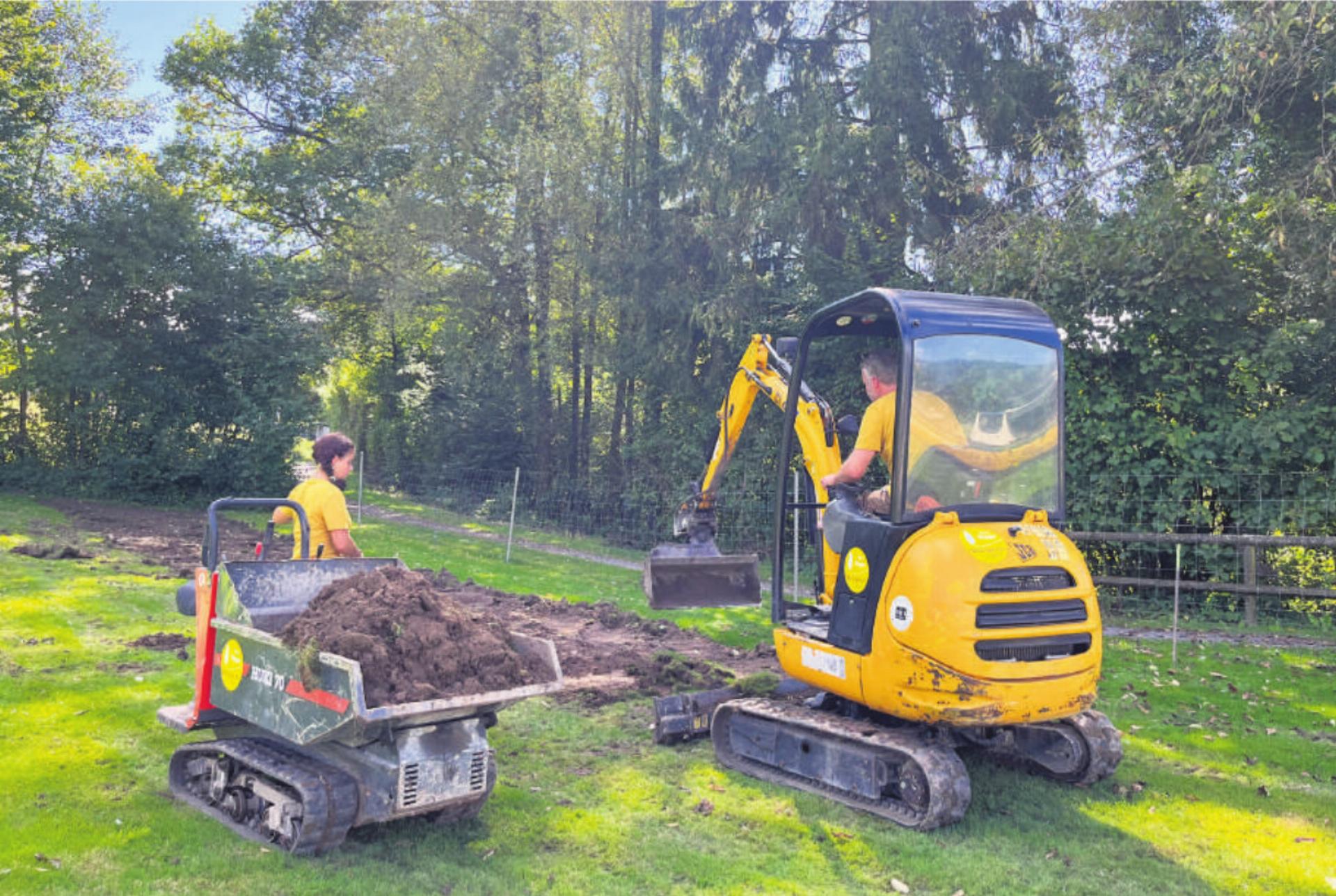 Mit dem Bagger im Einsatz für die Biodiversität: Im Schwimmbad Lättich wird ein nicht genutzter Teil der Liegewiesen in eine Naturfläche umgewandelt. Foto: zVg - Das Bild wird blockiert. – Möglicherweise durch einen aktiven Adblocker.