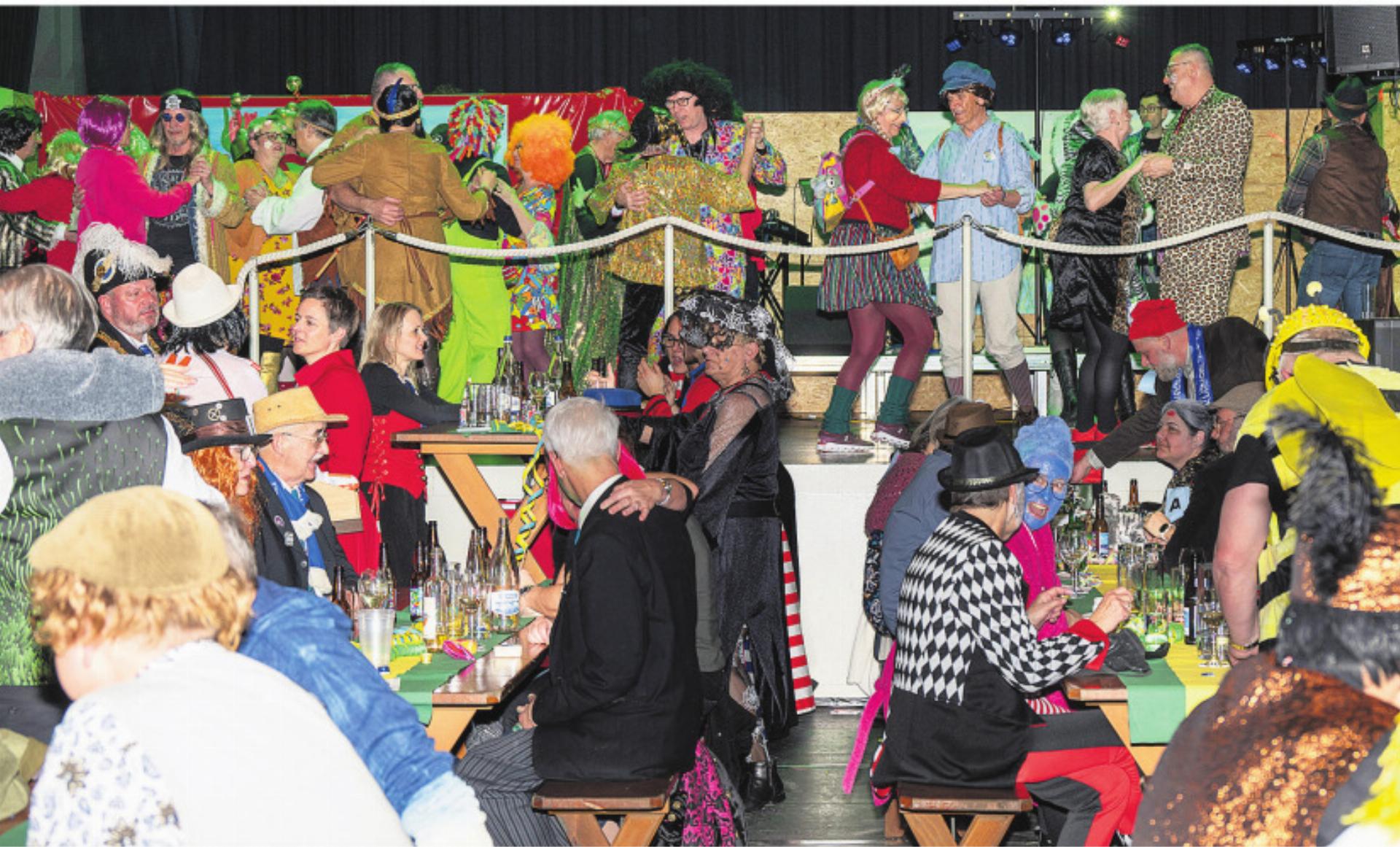 Fasnächtliches Tanzen auf der Bühne (Fröschenball 2025). Foto: eb - Das Bild wird blockiert. – Möglicherweise durch einen aktiven Adblocker.