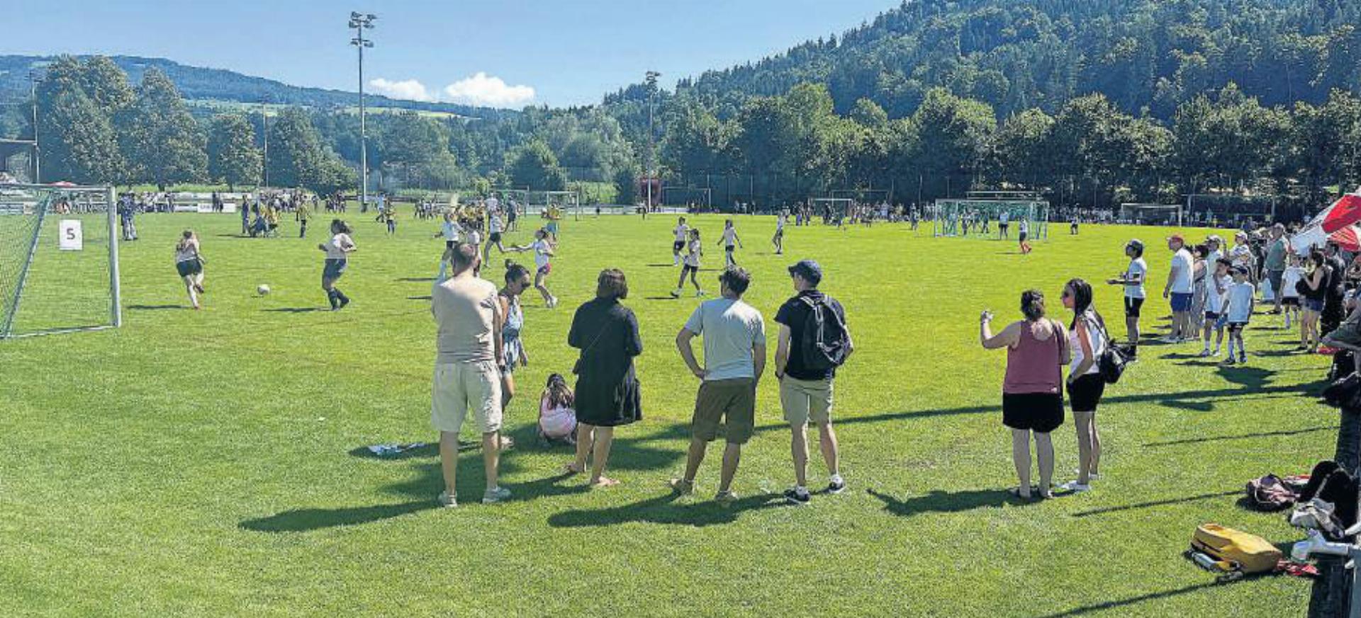 Das Schülerfussballturnier begeistert die ganze Gemeinde
