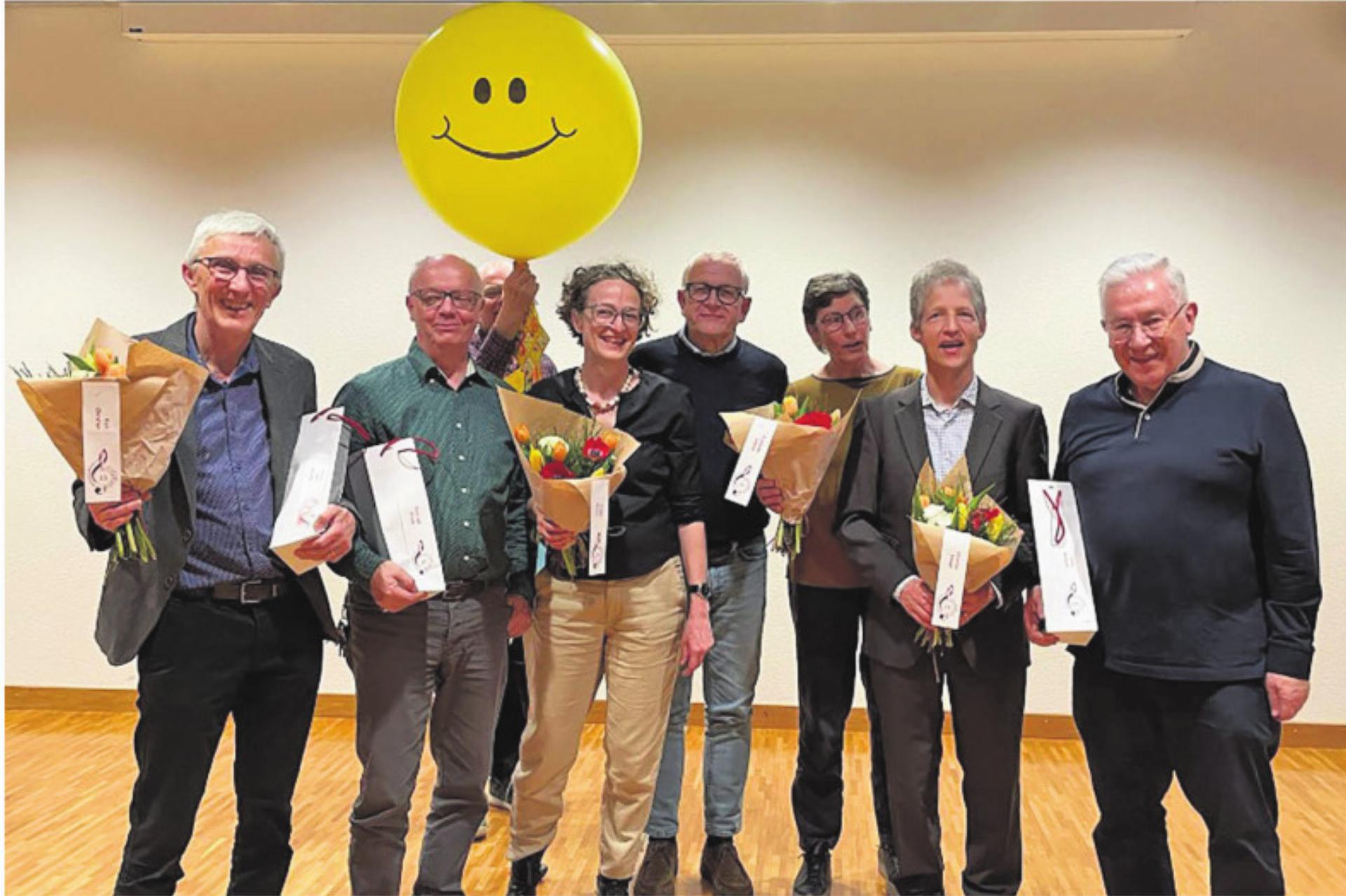 Die scheidende Präsidentin Ursula Greber (3. von links) inmitten der Jubilare mit dem neuen Präsidenten Klaus Hengstler (4. von links). Foto: zVg - Das Bild wird blockiert. – Möglicherweise durch einen aktiven Adblocker.