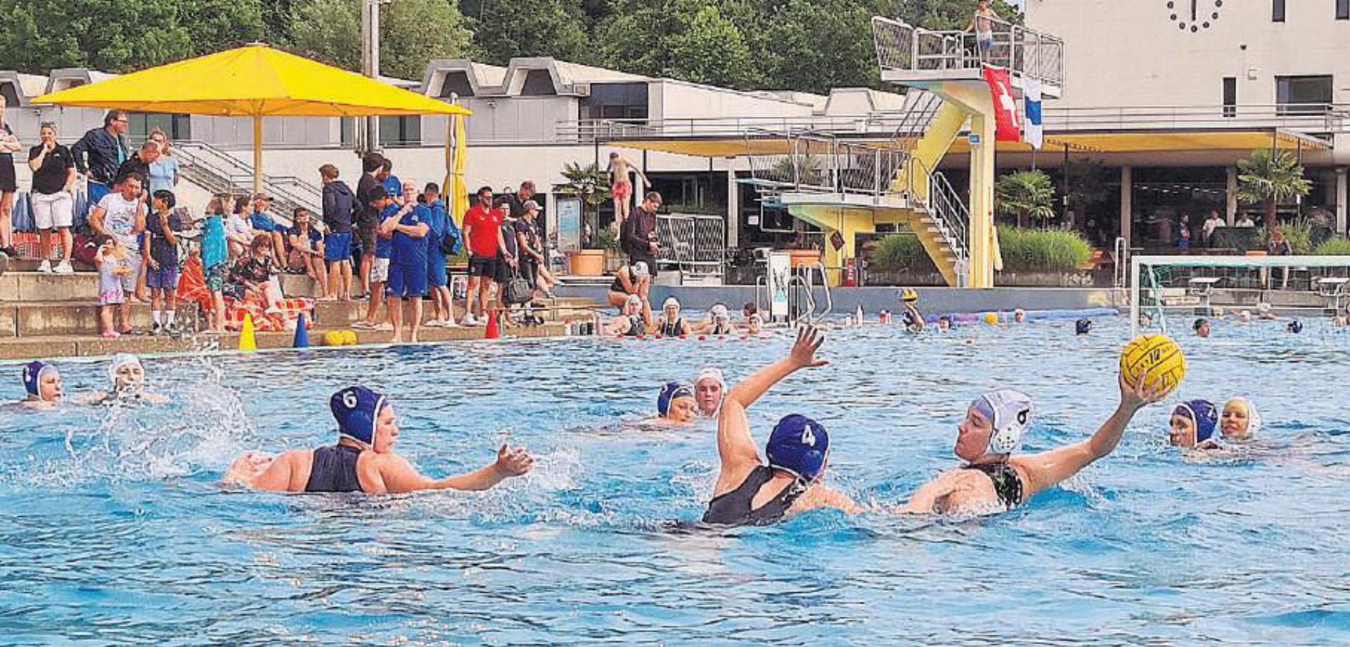 Intensives Wasserball-Duell im Schwimmbad Lättich
