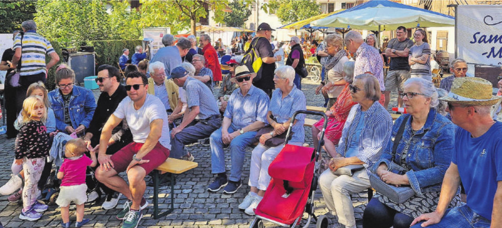 Auch Gemeinderat Zari Dzaferi (vorne links) mischte sich unter die Gäste. Fotos: hi - Das Bild wird blockiert. – Möglicherweise durch einen aktiven Adblocker.