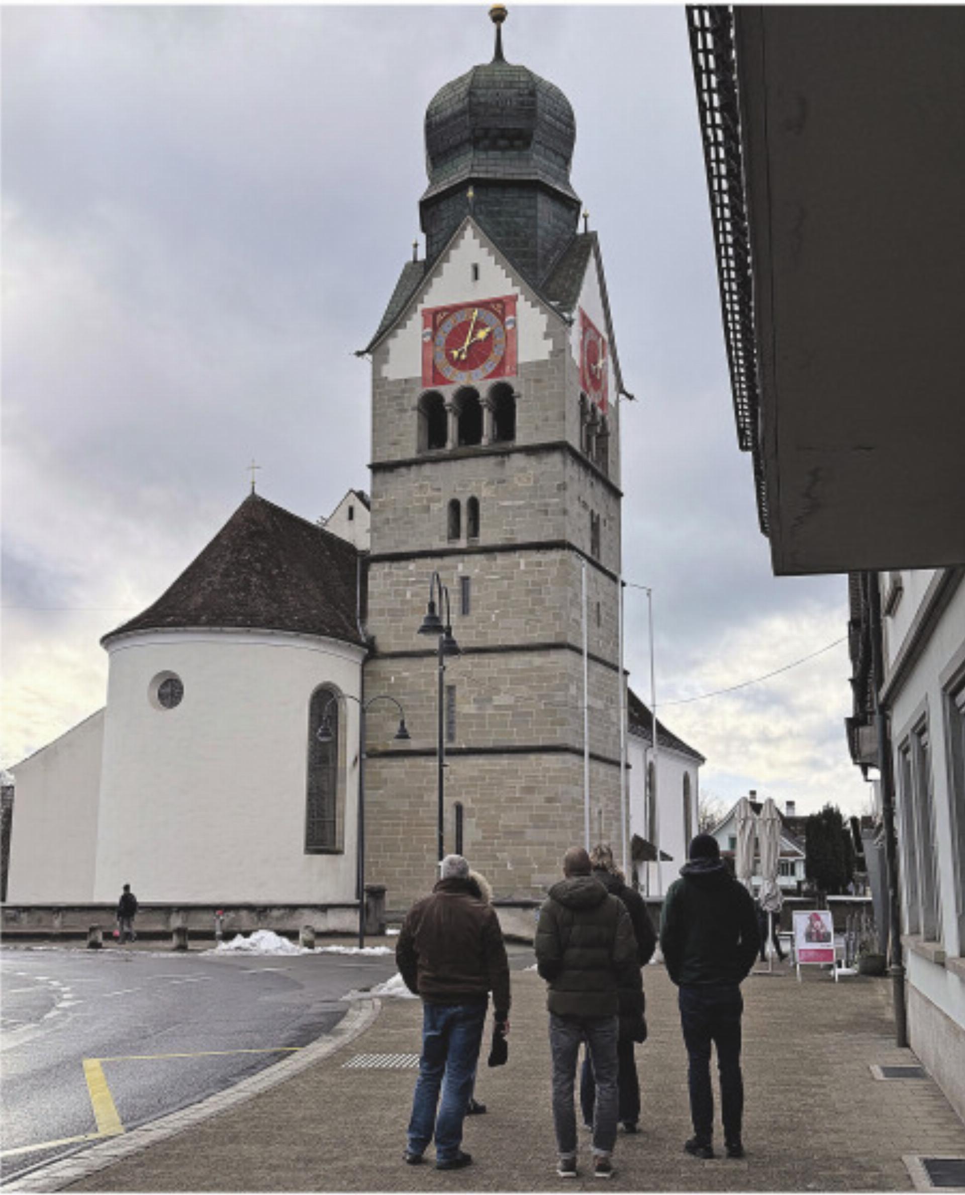Um 14 Uhr läuteten die Glocken, und Menschen hielten eine Schweigeminute. Foto: mam - Das Bild wird blockiert. – Möglicherweise durch einen aktiven Adblocker.