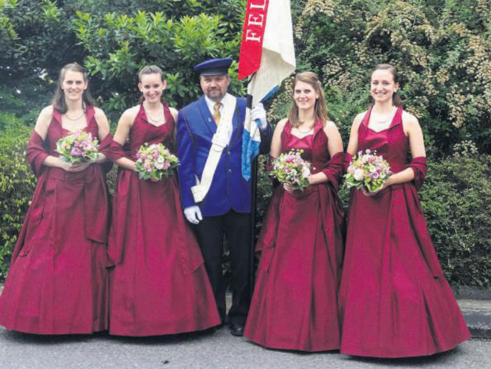 Die Ehrendamen der Feldmusik Baar mit Fahnenträger Hubi Tanner. Foto: zVg