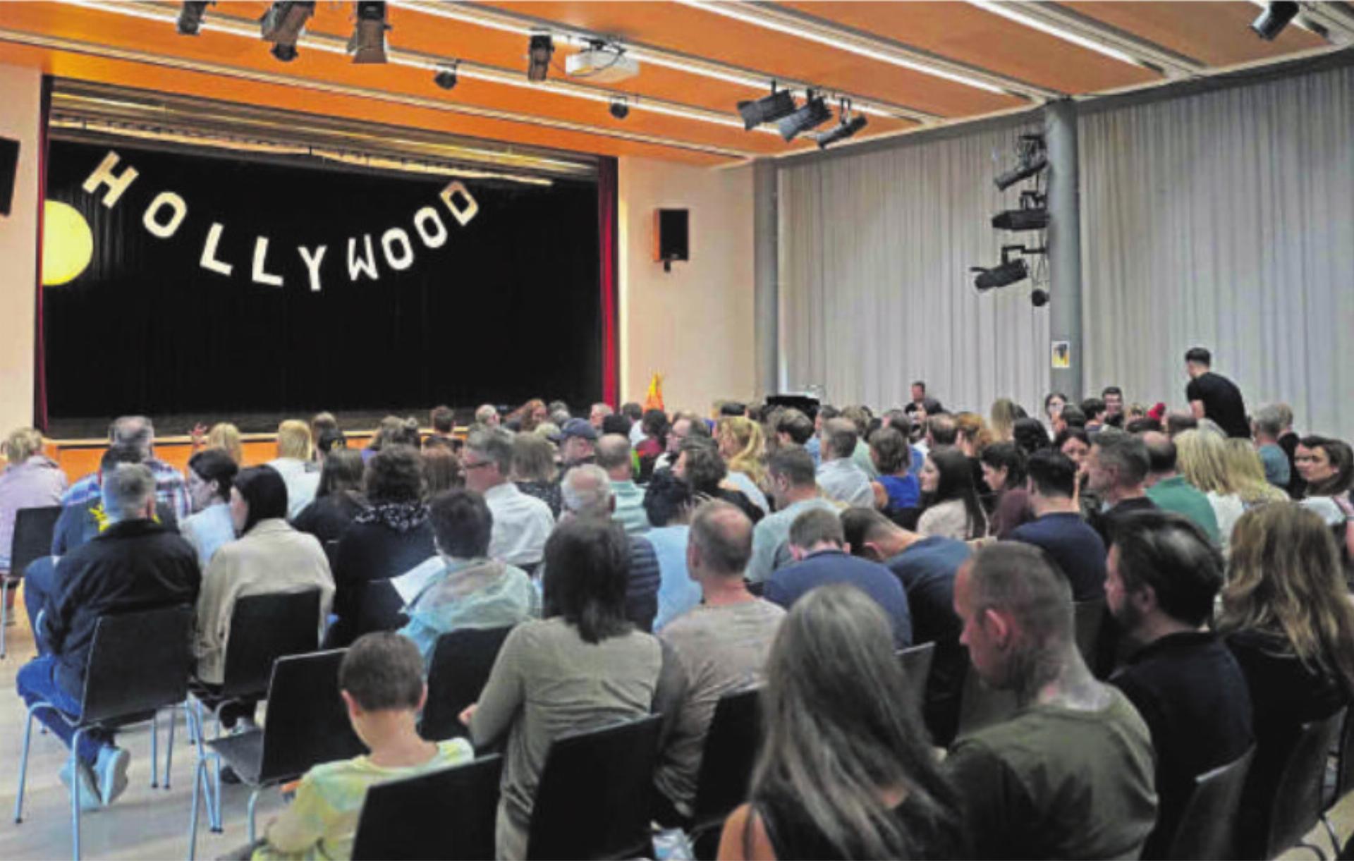 Die Aula des Oberstufenschulhauses Sennweid füllt sich langsam für die Hauptaufführung. - Das Bild wird blockiert. – Möglicherweise durch einen aktiven Adblocker.