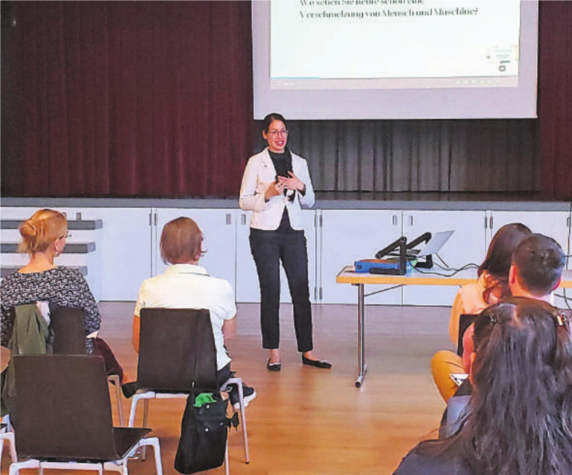 Religionspädagogin in Ausbildung Jenny Gmünder erläuterte den interessierten Zuhörenden das Konzept des «Transhumanismus». Fotos: dg - Das Bild wird blockiert. – Möglicherweise durch einen aktiven Adblocker.