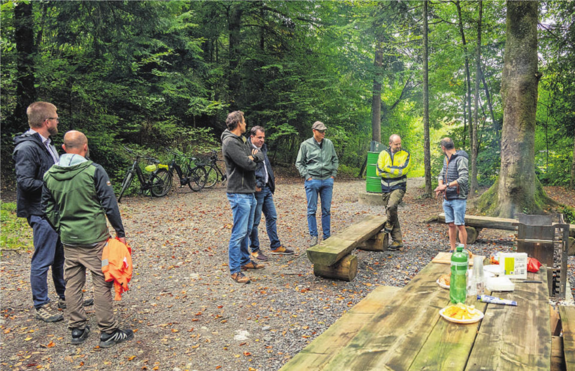 Besichtigung des ersten Grillplatzes durch Silvan Meier, Florian Bruderer, Martin Urscheler, Hans Küng, Christof Gerig, Severin Nigg und Kevin Freimann (von links). Fotos: eb - Das Bild wird blockiert. – Möglicherweise durch einen aktiven Adblocker.