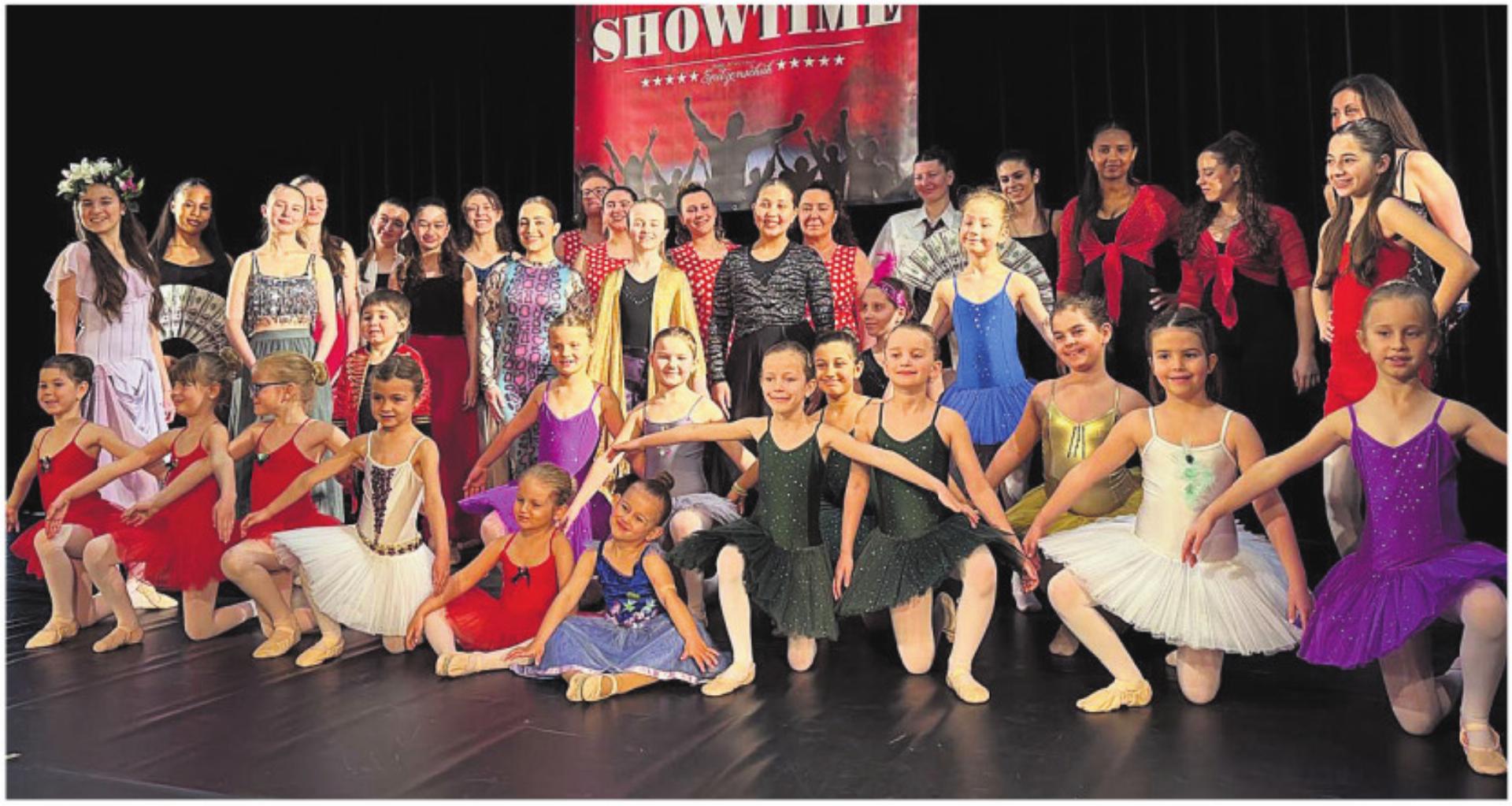 Bunt wie die Kleider waren das Ballett- und Tanzprogramm. Foto: zVg - Das Bild wird blockiert. – Möglicherweise durch einen aktiven Adblocker.