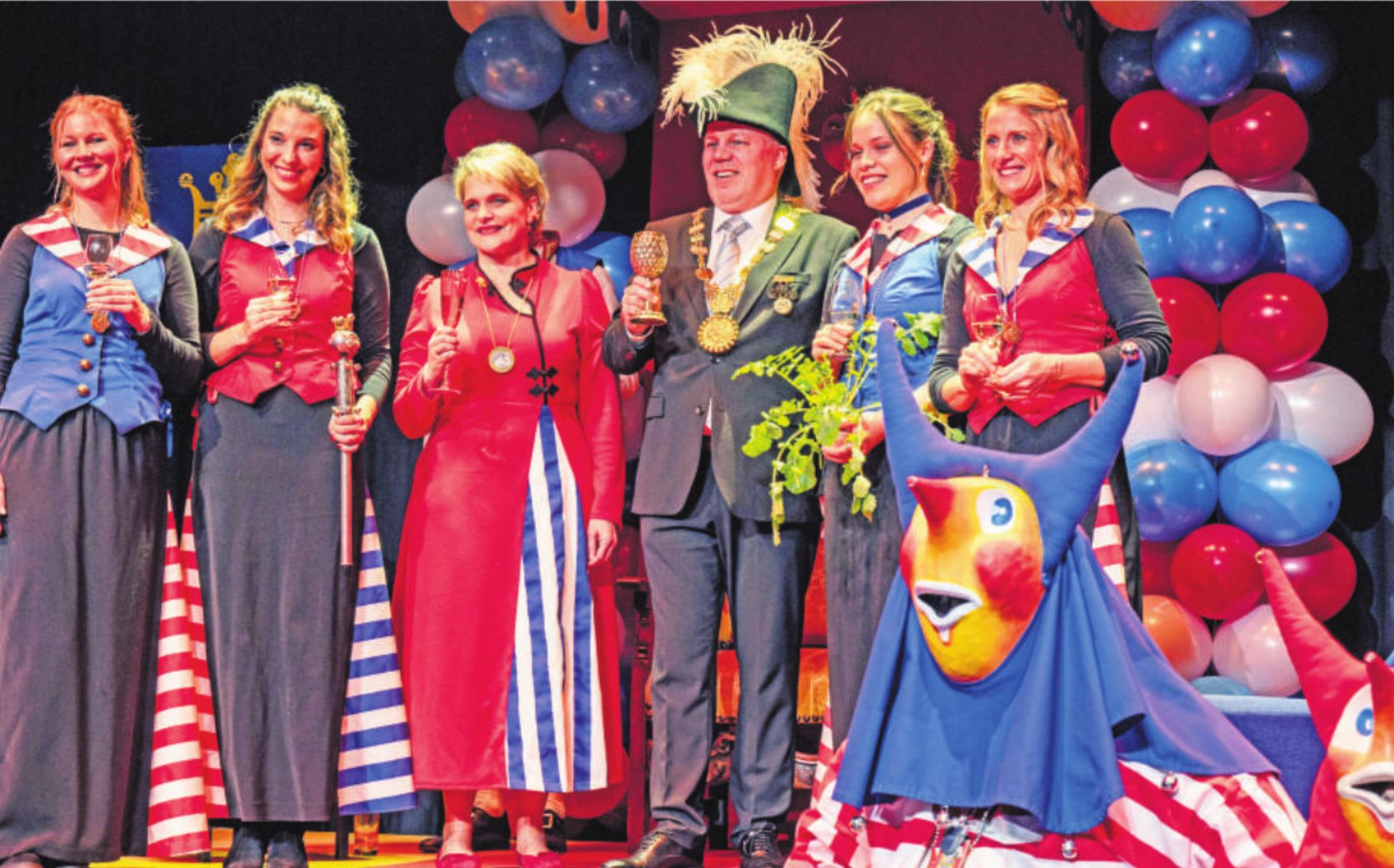 Räbevater Silvan I. Hotz und Räbemueter Andrea durften zusammen mit ihren vier Ehrendamen auf das höchste fasnächtliche Amt anstossen. Fotos: zVg - Das Bild wird blockiert. – Möglicherweise durch einen aktiven Adblocker.