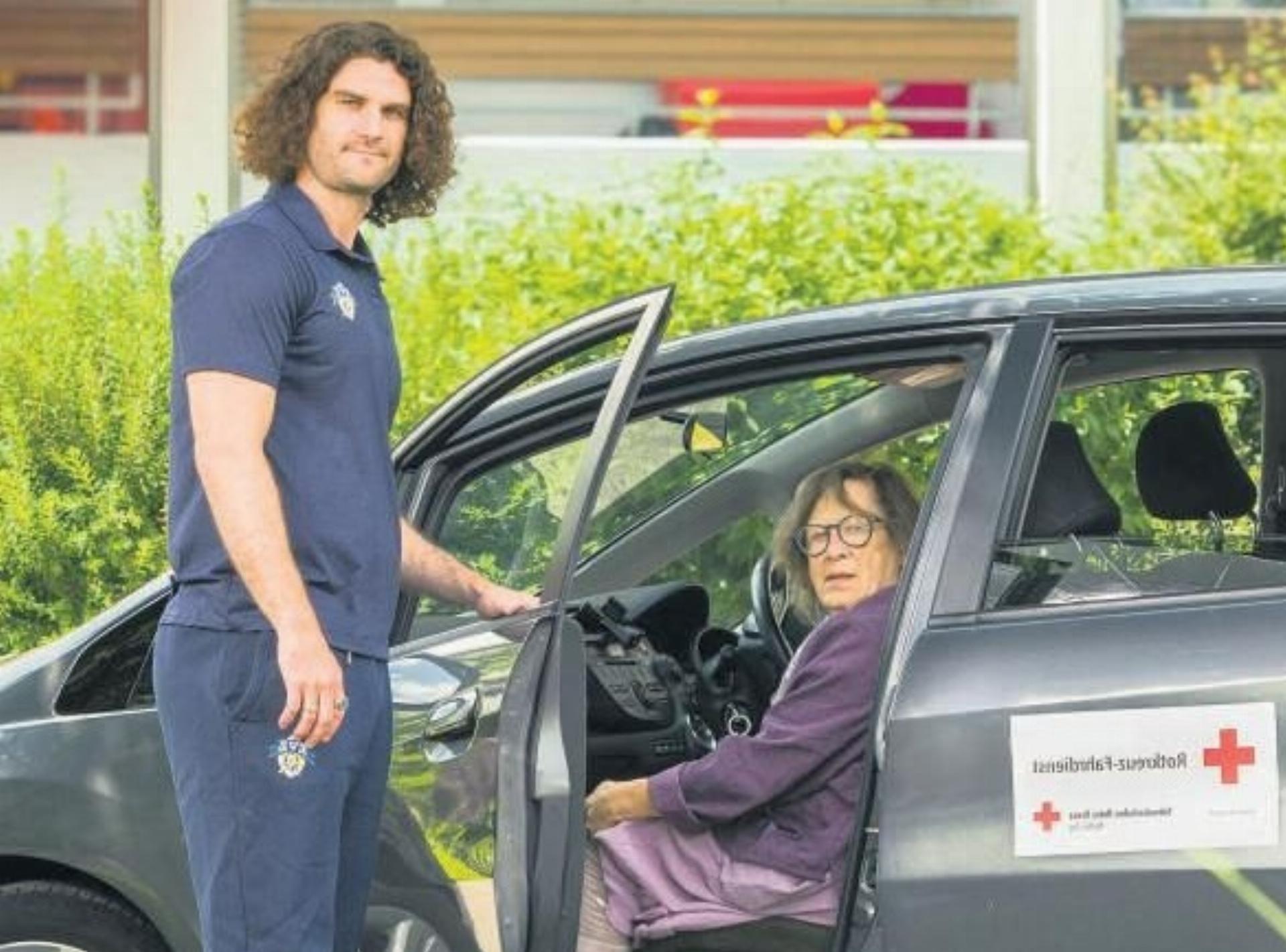 Brigith Hauser nutzt den SRK-Fahrdienst dreimal pro Woche für ihre Dialysetermine. Rechts der in Baar wohnhafte EVZ-Spieler Dominique Schlumpf. Foto: Alexander Shashkin
