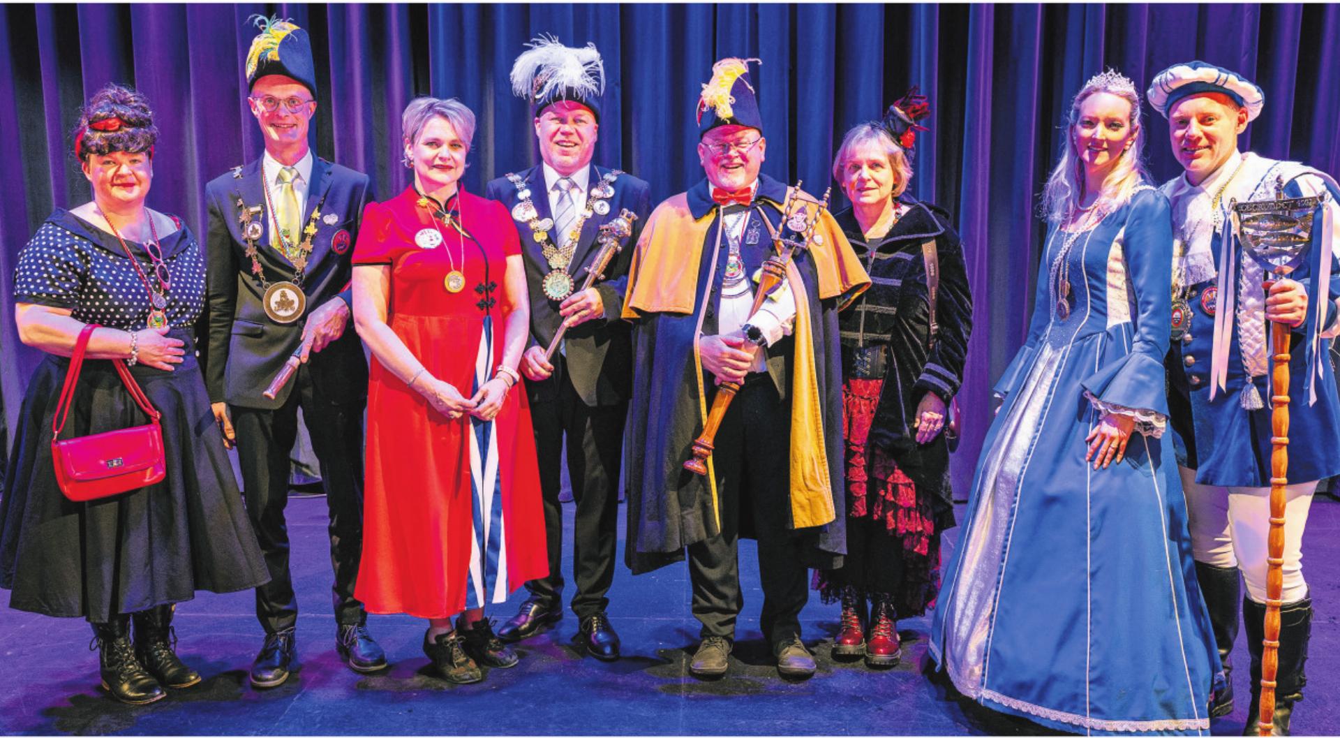 Fasnachtsoberhäupter unter sich: Claudia und Beat Röllin von der Fröschenzunft Ebel, Räbemueter Andrea und Räbevater Silvan Hotz, Faschallminister Markus Rüttimann mit seiner Frau Ursula sowie Letzibuzäli-Prinz Sven Probst mit Margrith Meiler (von links). - Das Bild wird blockiert. – Möglicherweise durch einen aktiven Adblocker.