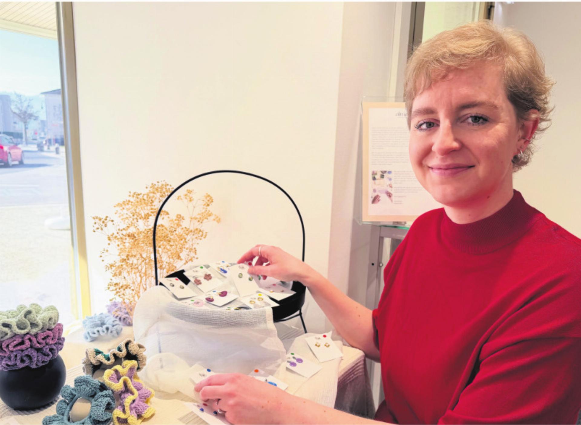 Alexandra Roitzsch aus Cham als Gast austellerin im claro-Weltladen. Foto: zVg - Das Bild wird blockiert. – Möglicherweise durch einen aktiven Adblocker.