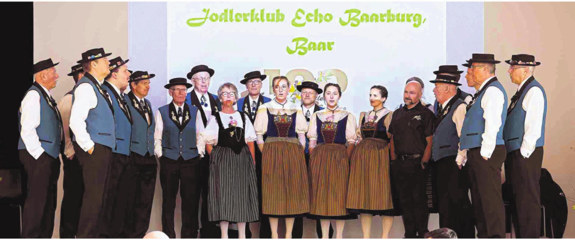 Der Jodlerklub Echo Baarburg bringt seinen Gästen ein Ständchen. Foto: Gregor Steiner - Das Bild wird blockiert. – Möglicherweise durch einen aktiven Adblocker.