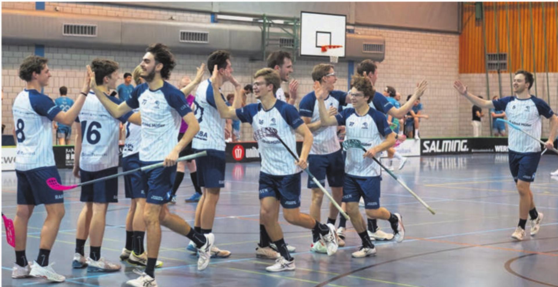 Spiel 4 vs. Glattal Falcons – Abklatschen nach dem Tor. - Das Bild wird blockiert. – Möglicherweise durch einen aktiven Adblocker.