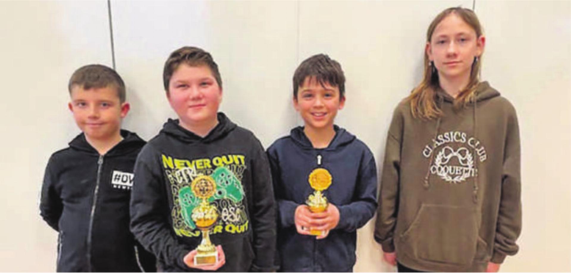 Zwei Pokale durften die Baarer Jungschachspieler entgegennehmen. Foto: zVg - Das Bild wird blockiert. – Möglicherweise durch einen aktiven Adblocker.