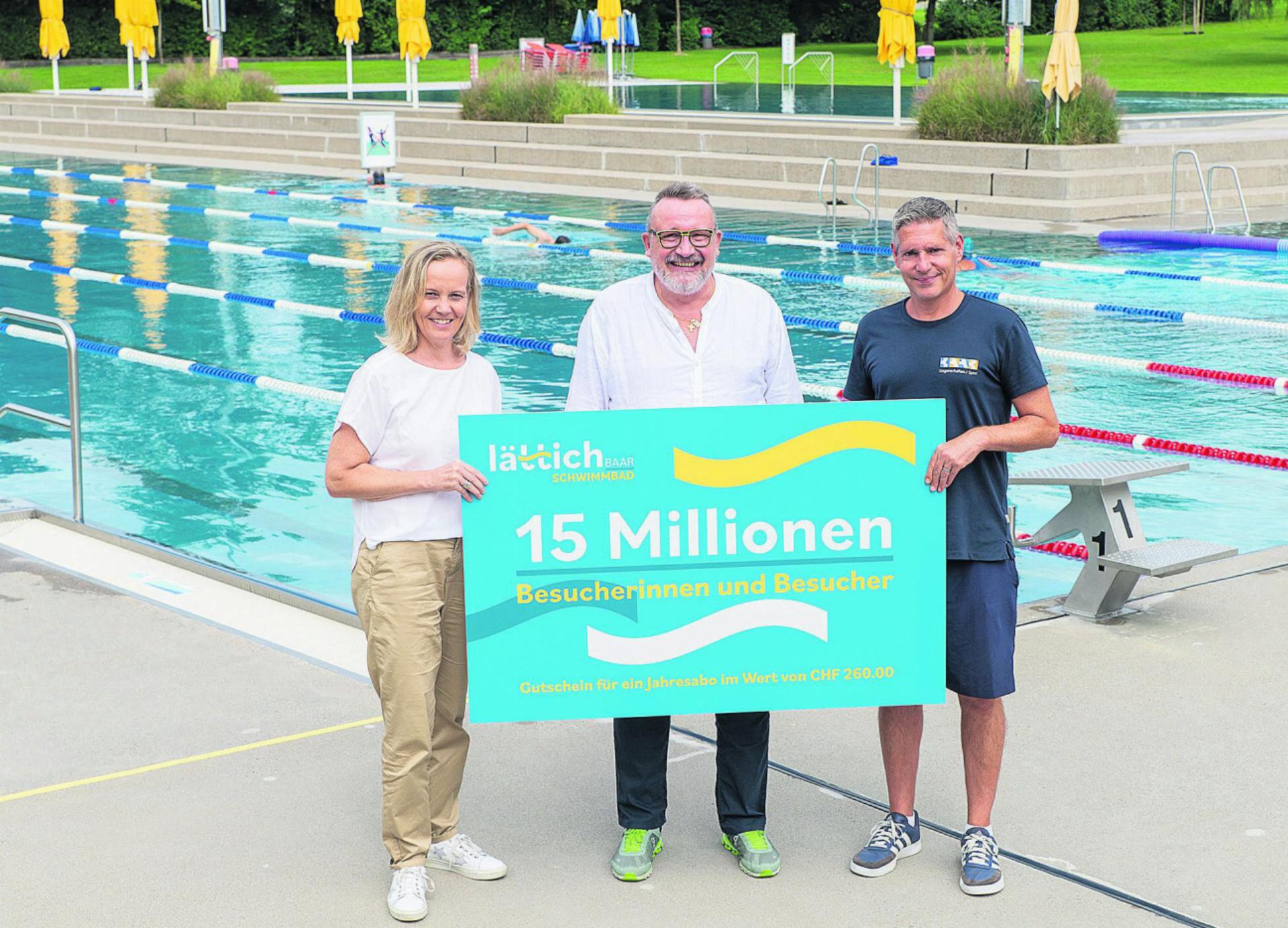 Guido Huber (Mitte) ist der 15-millionste Besucher im Schwimmbad Lättich.