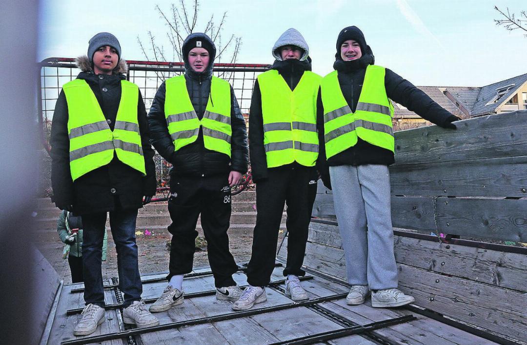 Der klirrenden Kälte zum Trotz: Sheehan, Max, Benjamin und Pascal sind parat für die vorletzte Papiersammlung (von links). Der klirrenden Kälte zum Trotz: Sheehan, Max, Benjamin und Pascal sind parat für die vorletzte Papiersammlung (von links).