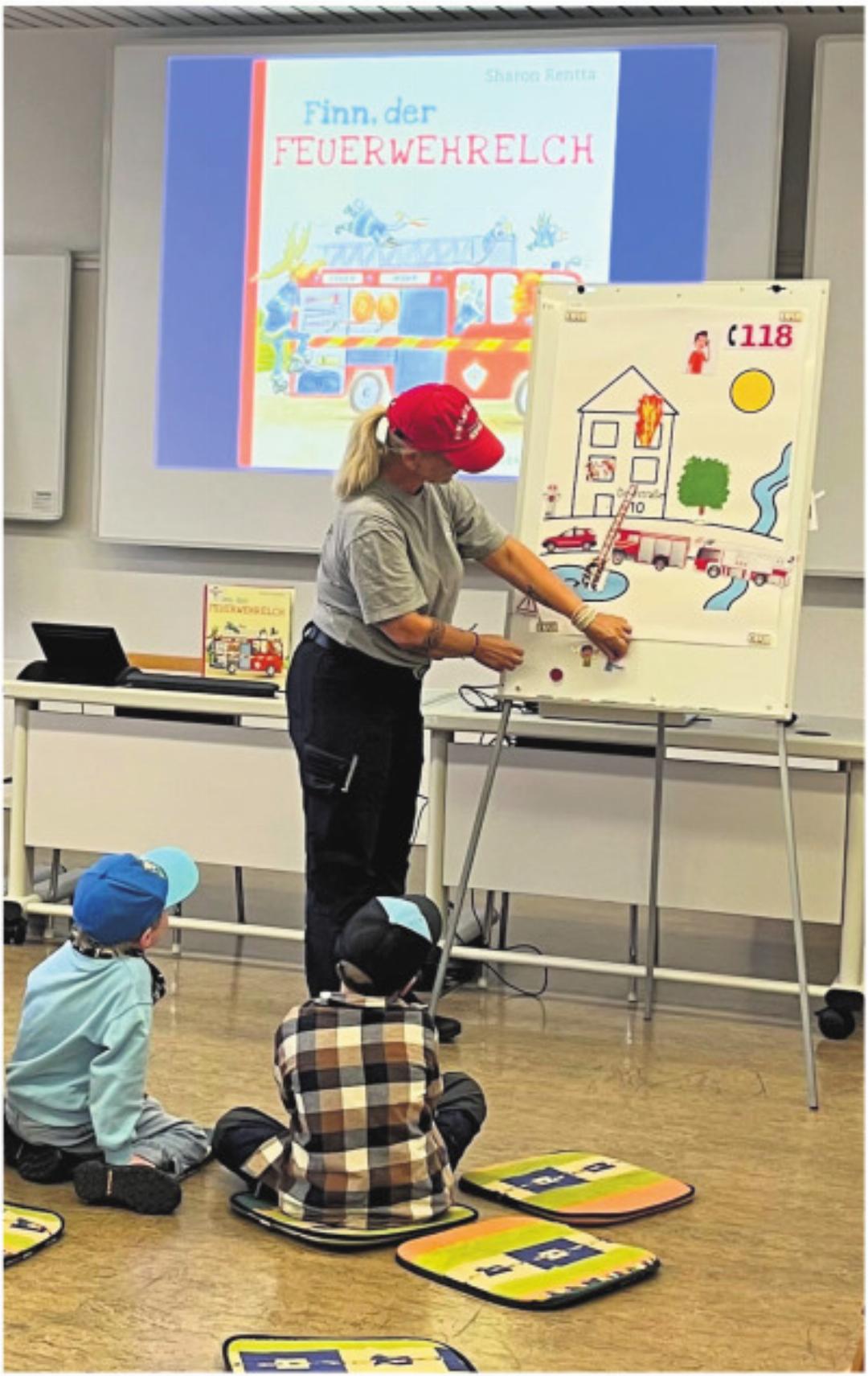 Mit verschiedenen Anlässen betreibt die Bibliothek Leseförderung – hier zusammen mit der Feuerwehr Baar. Foto: zVg Mit verschiedenen Anlässen betreibt die Bibliothek Leseförderung – hier zusammen mit der Feuerwehr Baar. Foto: zVg
