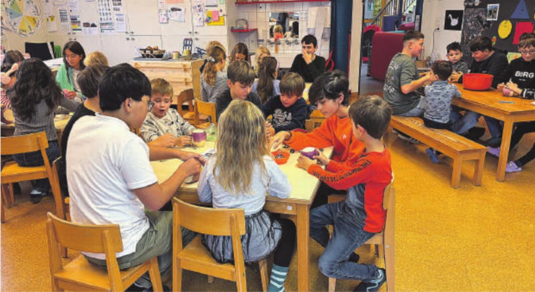 Die Sechstklässler unterstützten die jüngeren Kinder fürsorglich und engagiert beim Schnitzen. Die Sechstklässler unterstützten die jüngeren Kinder fürsorglich und engagiert beim Schnitzen.