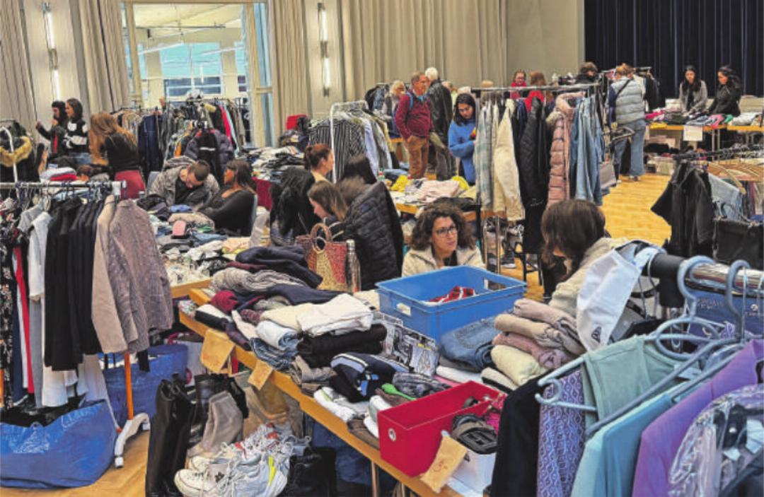 Der Gemeindesaal war beim ersten Kleidermarkt gut gefüllt. Fotos: rah Der Gemeindesaal war beim ersten Kleidermarkt gut gefüllt. Fotos: rah