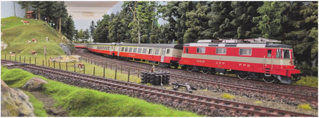 Ein Swissexpress-Zug in seiner typischen Orange-Steingrau-Farbgebung. Ein Swissexpress-Zug in seiner typischen Orange-Steingrau-Farbgebung.