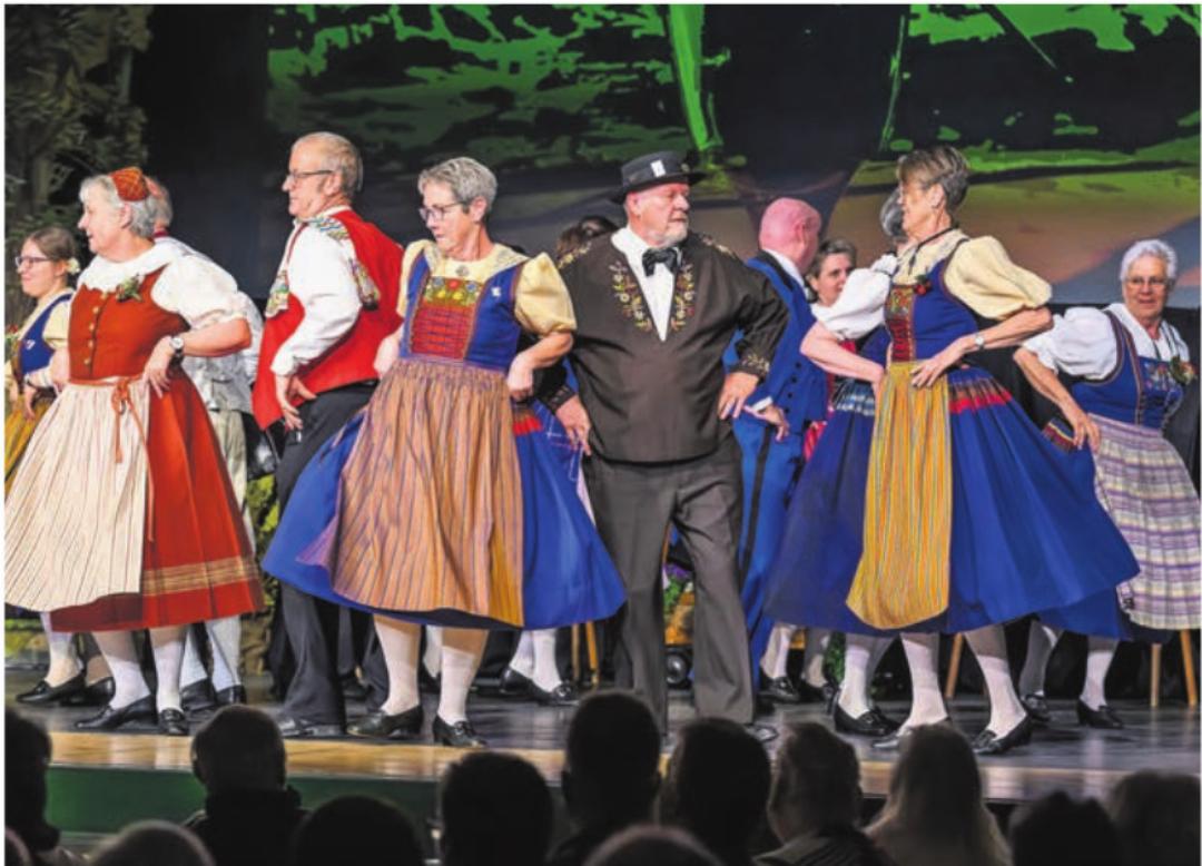 Lüpfiger Auftritt mit traditionellen Trachten. Fotos: Andreas Busslinger Lüpfiger Auftritt mit traditionellen Trachten. Fotos: Andreas Busslinger