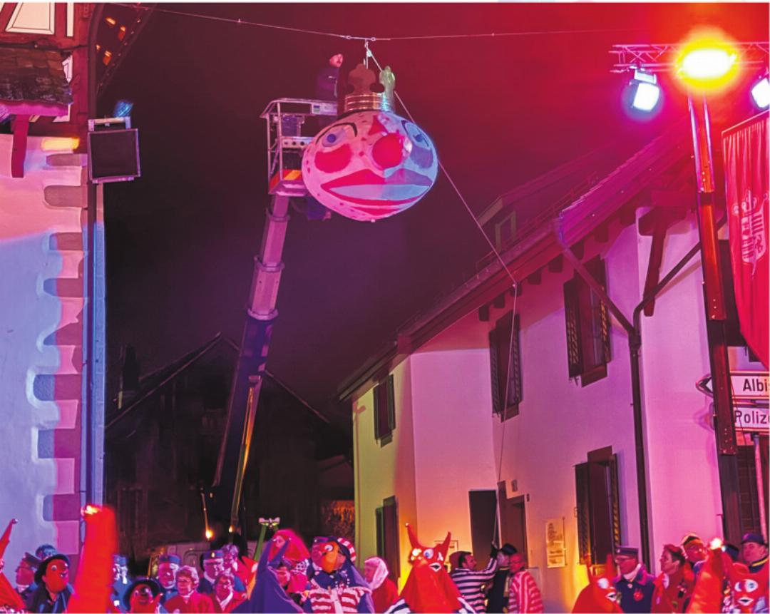 Im Schein der Lichter wartet der Räbechüng auf sein Schicksal. Im Schein der Lichter wartet der Räbechüng auf sein Schicksal.