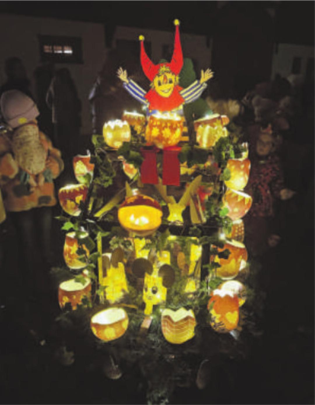 Einige Klassen hatten geschmückte Wagen dabei. Einige Klassen hatten geschmückte Wagen dabei.