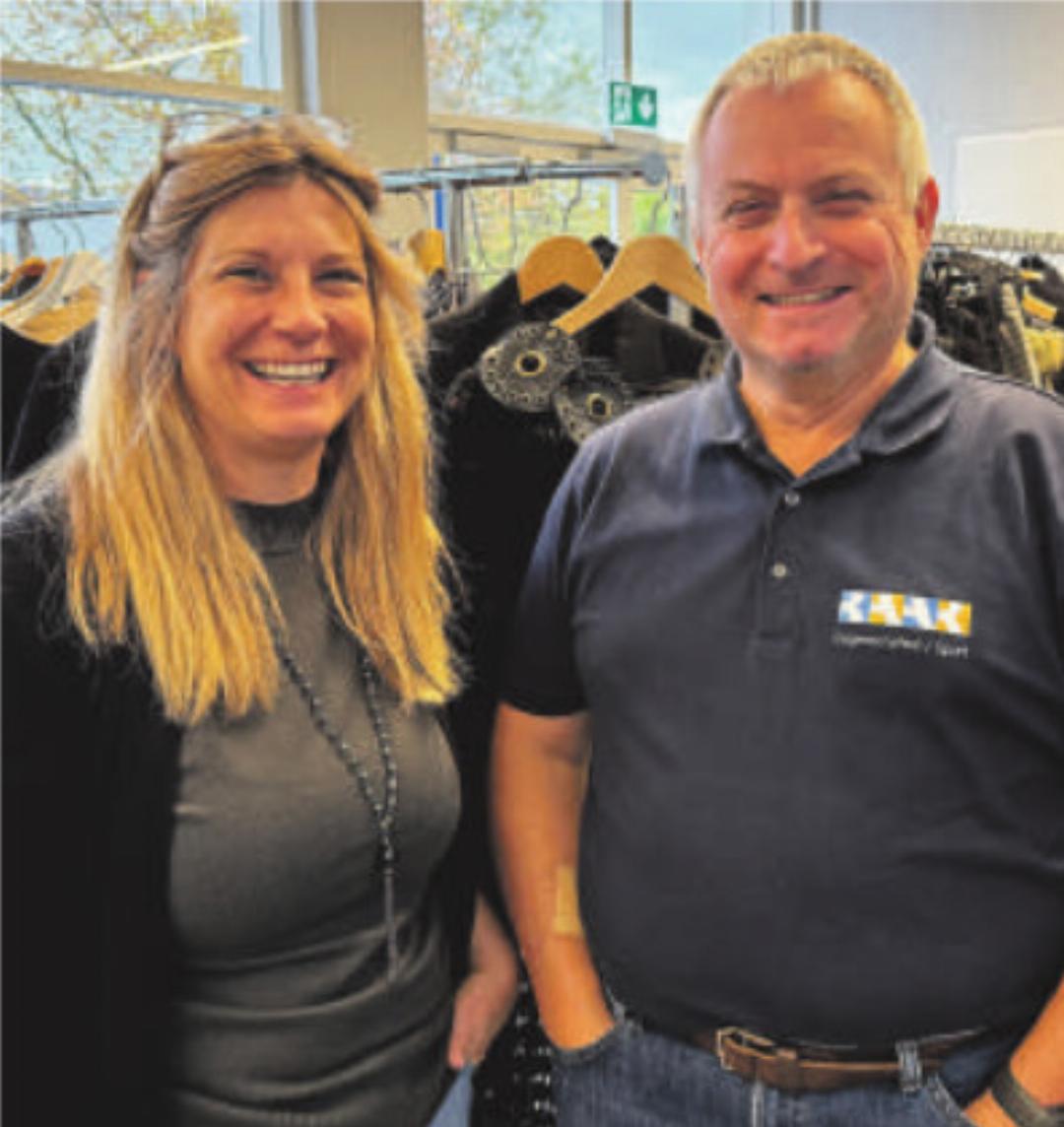 Nadine Arnold und Reto Stadelmann (Platzchef) waren mit dem Kleidermarkt sehr zufrieden. Nadine Arnold und Reto Stadelmann (Platzchef) waren mit dem Kleidermarkt sehr zufrieden.