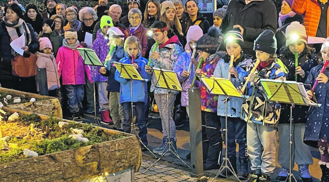 Blockflötenklänge umrahmen die Einsegnung der Krippe. Blockflötenklänge umrahmen die Einsegnung der Krippe.