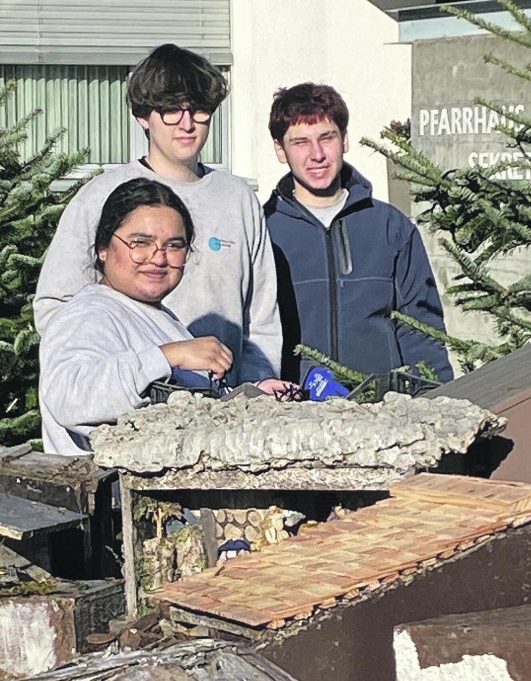 Supanki Uthayakumaran, Tyren Brand und Umut Efe Hopan (von links) freuen sich über ihr Werk. Supanki Uthayakumaran, Tyren Brand und Umut Efe Hopan (von links) freuen sich über ihr Werk.