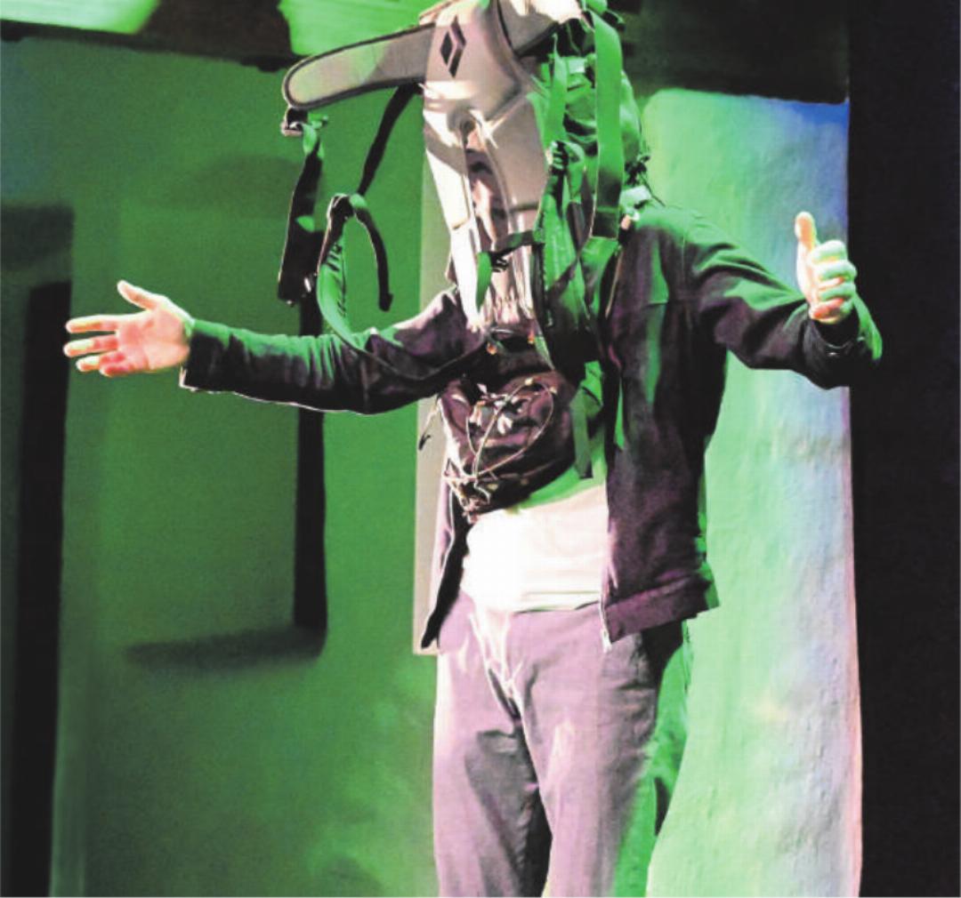 Christof Wolfisberg als psychedelischer Baum will eigentlich nur eine Umarmung. Christof Wolfisberg als psychedelischer Baum will eigentlich nur eine Umarmung.