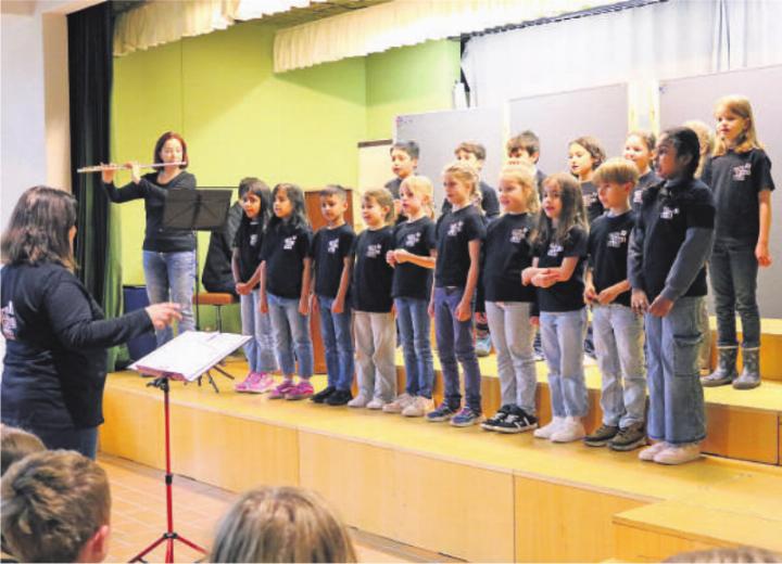 Die beiden Unterstufen-Kinderchöre Sig Sag Sug und Arcoballeno traten zusammen beim Sommerkonzert auf. Dabei sangen die 25 Kinder Lieder, die alle einen Bezug zur Tierwelt hatten.