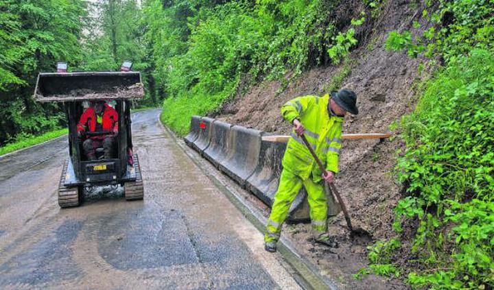 Ein Erdrutsch verhinderte die Durchfahrt zwischen Baar und Neuheim. Foto: eb