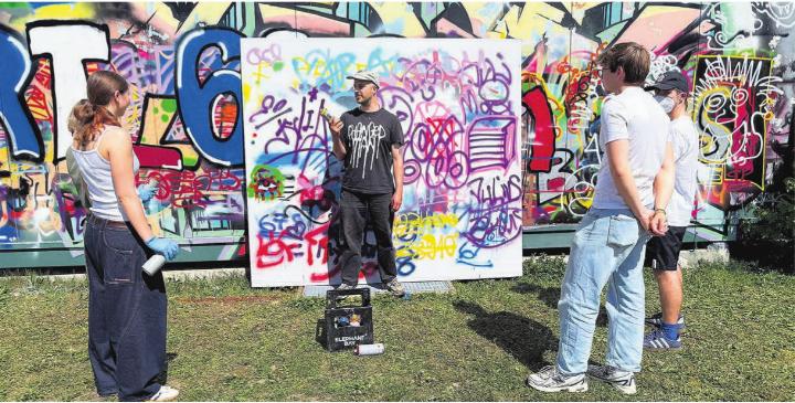 Flurin Forster erklärt den Jugendlichen den Umgang mit der Spraydose. Fotos: rah