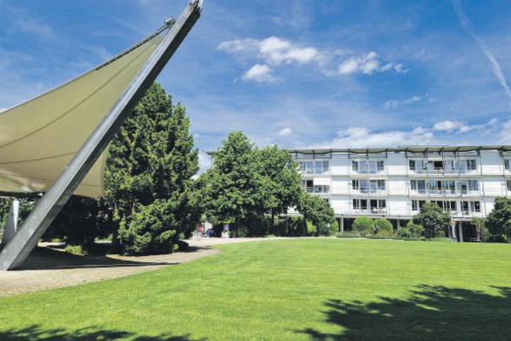Der Park mit dem futuristischen Pavillon lädt zum Verweilen ein. Fotos: hi