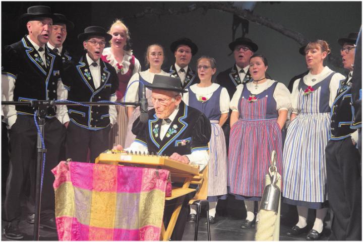 «We d’Schwälbeli i Süüde zie» mit Walter Eichelberger an der Zither.