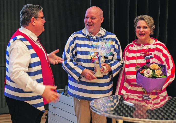 Markus Häfliger, Präsident der Fasnachtsgesellschaft Baar (links) gratuliert dem neuen Räbepaar Andrea und Silvan Hotz. Foto: zVg Markus Häfliger, Präsident der Fasnachtsgesellschaft Baar (links) gratuliert dem neuen Räbepaar Andrea und Silvan Hotz. Foto: zVg