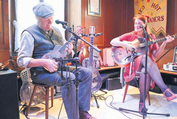 Rainer Wöffler und Tanja Wirz von The Red Hot Serenaders sind «vielsaitig» und lieben kleine, intime Shows. Fotos: lus