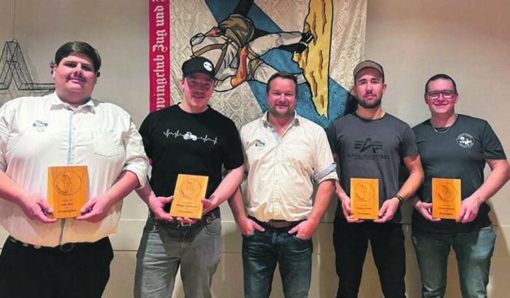 Leo Bär, Philipp Blattmann, Klubpräsident Peter Merz, Dominic Horat, Pirmin Schmid (von links). Foto: zVg