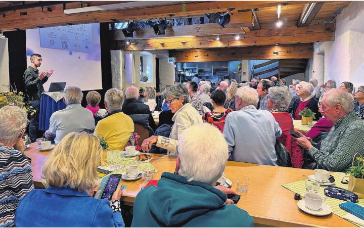 Die Rathus-Schüür war am Donnerstag bis auf den letzten Platz besetzt. Foto: rah
