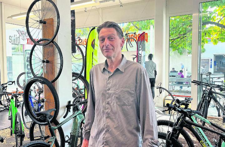 Bruno Bättig vom Phoenix-Bike-Store ist froh, sind die gestohlenen Fahrräder bald zurück in Baar. Foto: rah