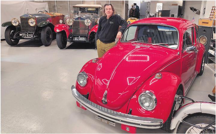 Der rote VW Käfer aus dem Jahr 1969 war Patrick Mohlers erstes Auto. Die beiden Rolls-Royce im Hintergrund gesellten sich später zur Sammlung dazu. Fotos: ew