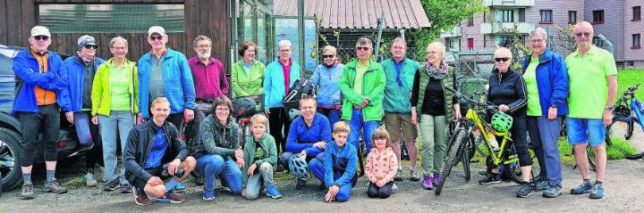 Die Naturfreunde geniessen die Fahrradtour. Foto: zVg