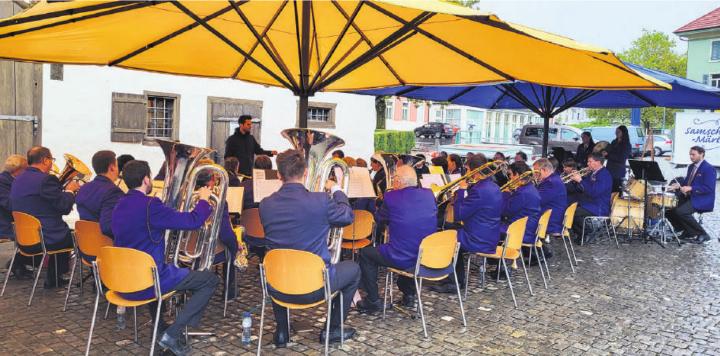 Unter den grossen Sonnenschirmen fand man Schutz vor dem Regen. Foto: zVg