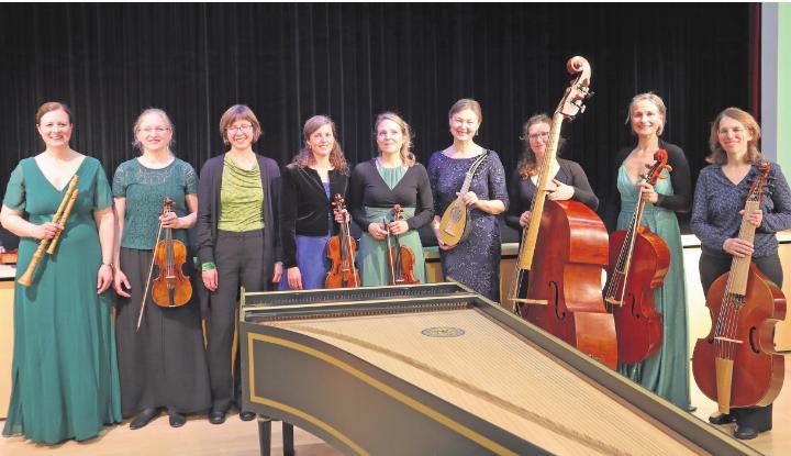 Eröffnungskonzert 1: Sie verwandelten die nüchterne Aula in einen festlichen Schlosssaal (von links): Astrid Knöchlein (Flöte und Oboe), Marita Seeger (Violine und Viola), Merit Eichhorn (Cembalo), Myrtha Albrecht-Indermaur (Violine), Salome Hagenbüchle (Violine), Katsiaryna Prakopchyk (Mandoline), Lucie Cornemillot (Violone), Alexandra Iten Bürgi (Violoncello) und Irene Reutemann (Gambe). Foto: ak